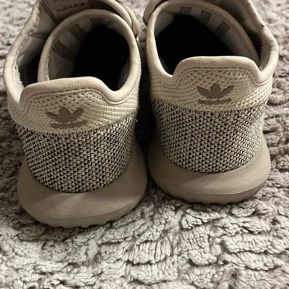 Woman’s Adidas Size 5 - - Picture 2 of 6